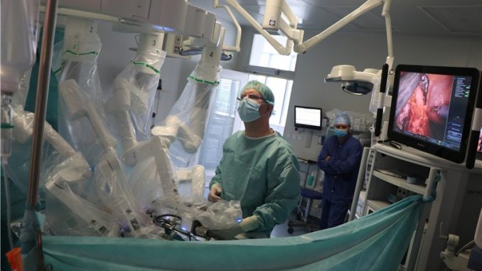 Robotickým chirurgickým výkonům asistoval lékař MUDr. Martin Hlavička. Foto KZ